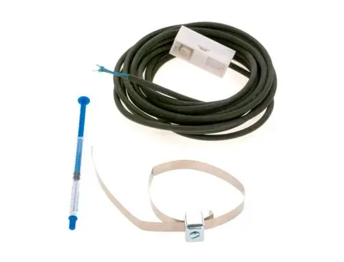 Schwarzes Kabel mit Stecker, ein blauer Spritzenaufsatz und ein Metallbandhalter. Teile gehören zu einem Bosch-Gerät zur Temperaturmessung oder -regelung.